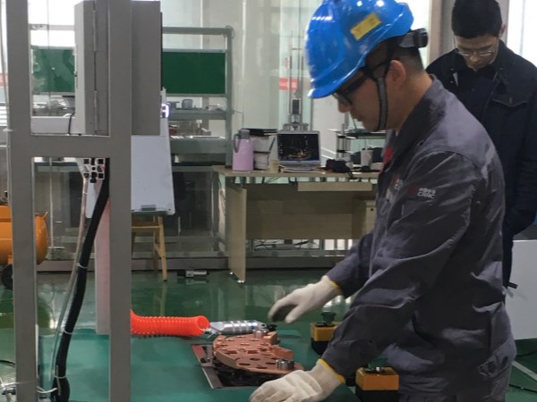 中車集團(tuán)常州中車鐵馬科技來我公司驗(yàn)收動(dòng)車閘片分解機(jī)并指導(dǎo)工作