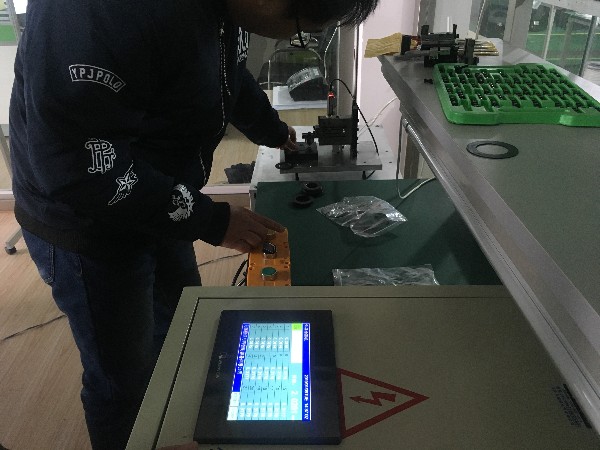 吉林長(zhǎng)春墊片生產(chǎn)廠家來(lái)我司驗(yàn)證墊片厚度自動(dòng)檢測(cè)分選設(shè)備